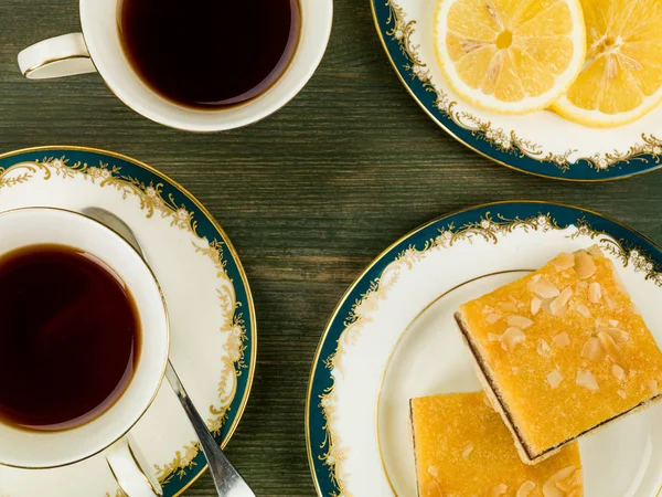 Черри Бейквелл Слайки с черным лимонным чаем — стоковое фото