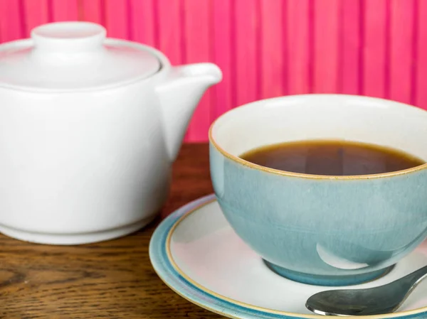 Kopje zwart verfrissende thee In een beker — Stockfoto