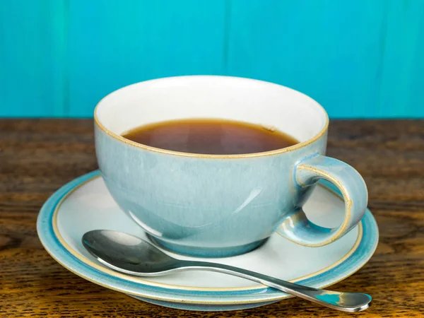 Kopje zwart verfrissende thee In een beker — Stockfoto