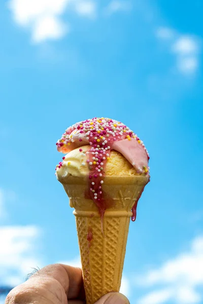 Vanille en aardbei ijs Cornet — Stockfoto