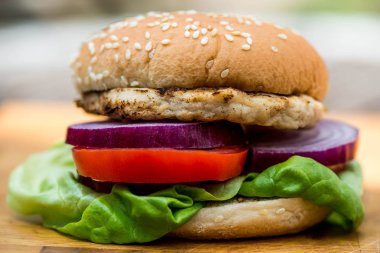 Tavuk Burger veya sandviç bir susam ekmek rulo