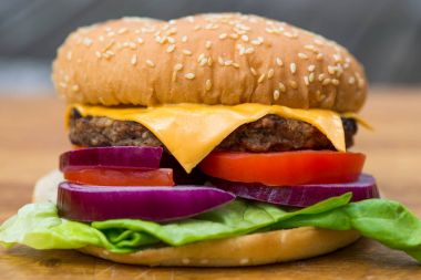 Çeyrek Lirası Hamburger veya bir susam ekmek topuz Beefburger