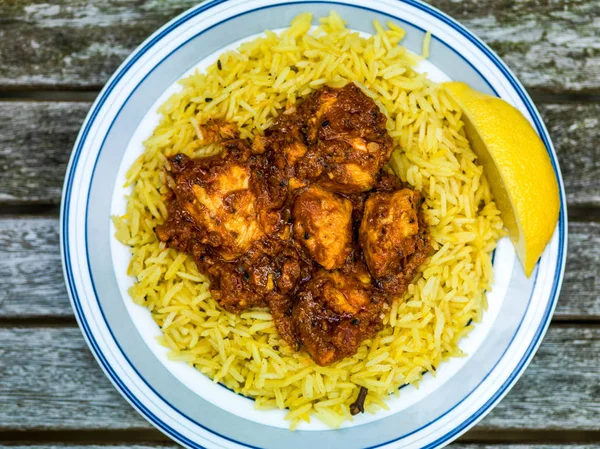 Kip Balti Indiase Curry afhaalmaaltijden maaltijd Wth Pillau rijst — Stockfoto