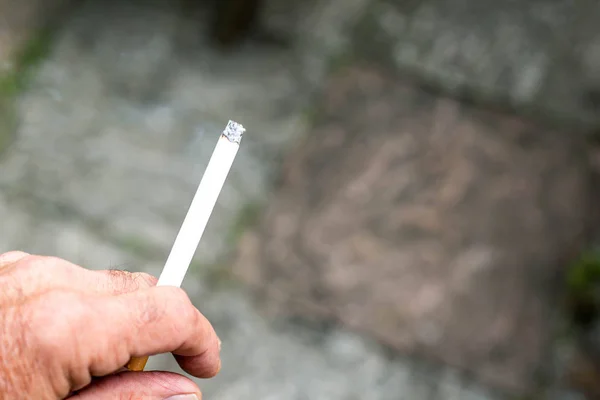 Mann mit brennender Zigarette — Stockfoto