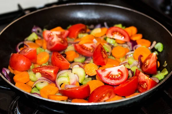 Freír una sartén llena de verduras frescas — Foto de Stock