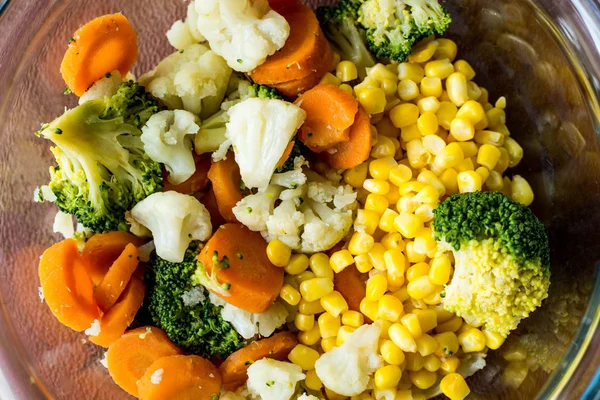 Schüssel mit frischem gekochtem Gemüse — Stockfoto