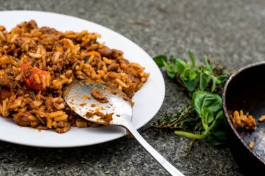 Sığır eti biber ve pirinç tatlı patates ile