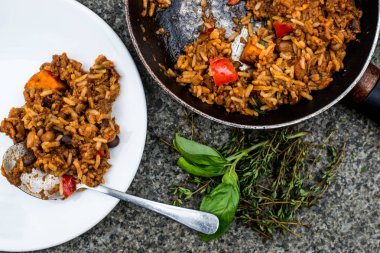 Sığır eti biber ve pirinç tatlı patates ile