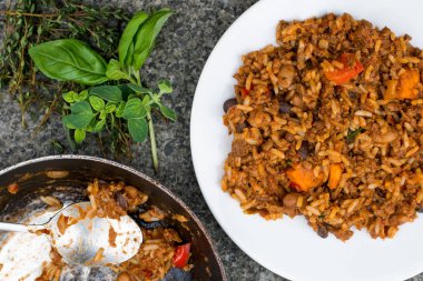 Sığır eti biber ve pirinç tatlı patates ile