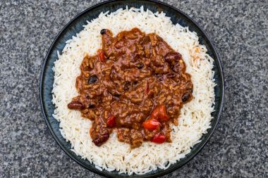 Meksika tarzı Chilli Con Carne beyaz pirinç haşlanmış