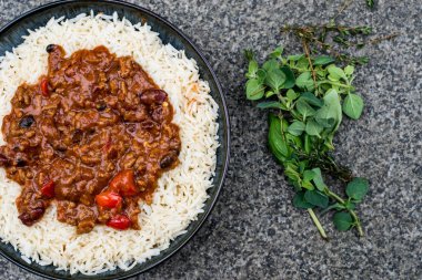 Meksika tarzı Chilli Con Carne beyaz pirinç haşlanmış