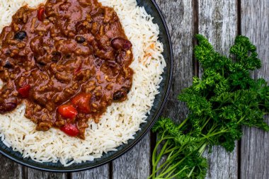 Meksika tarzı Chilli Con Carne beyaz pirinç haşlanmış