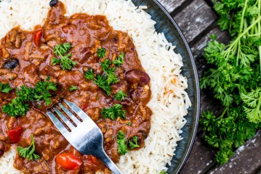 Meksika tarzı Chilli Con Carne beyaz pirinç haşlanmış