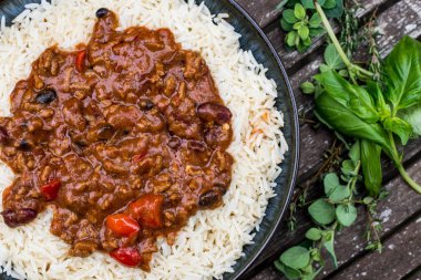 Meksika tarzı Chilli Con Carne beyaz pirinç haşlanmış