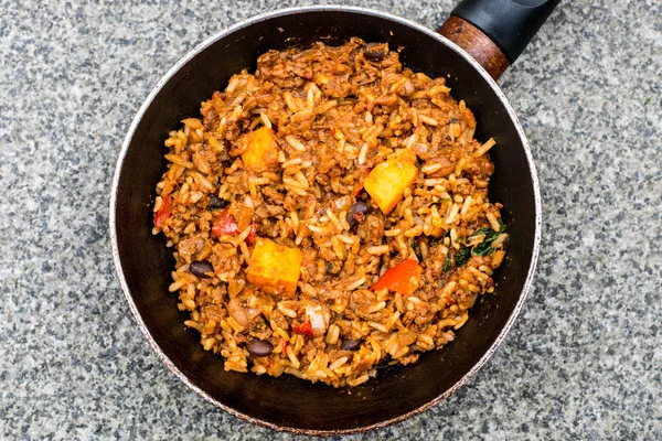 Sığır eti biber ve pirinç tatlı patates ile