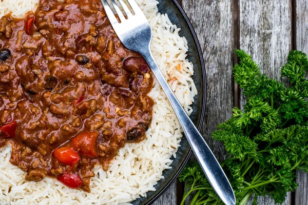Meksika tarzı Chilli Con Carne beyaz pirinç haşlanmış