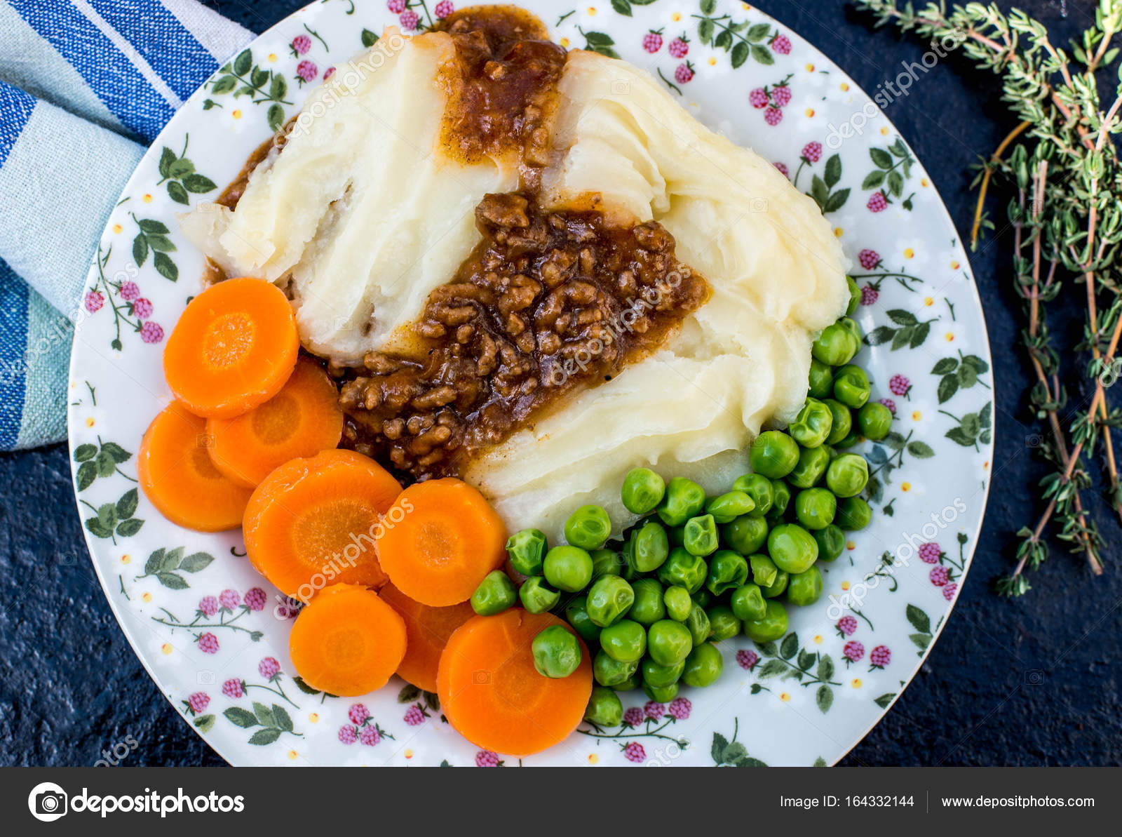 Cottage Pie With Peas And Carrots And Gravy Stock Photo