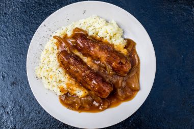 Sosis ve püre soğan sos ile