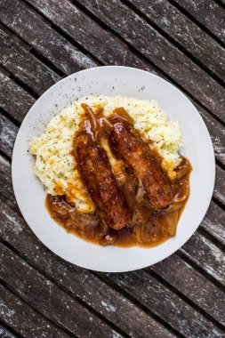 Sosis ve püre soğan sos ile