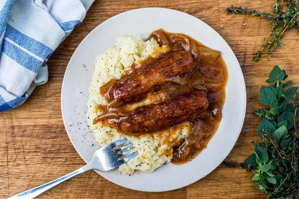 Sosis ve püre soğan sos ile