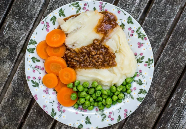 Cottage Pie With Peas and Carrots and Gravy — Stock Photo, Image