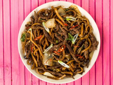 Shanghai kızarmış biftek ve Udon erişte