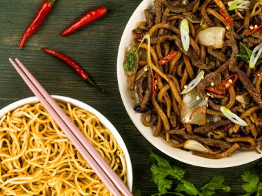 Shanghai kızarmış biftek ve Udon erişte