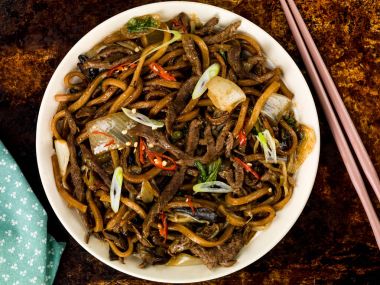 Shanghai kızarmış biftek ve Udon erişte