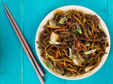 Shanghai kızarmış biftek ve Udon erişte
