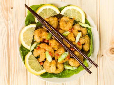 Gevrek derin kızarmış karides tatlı biber sosu ve Noodles ile