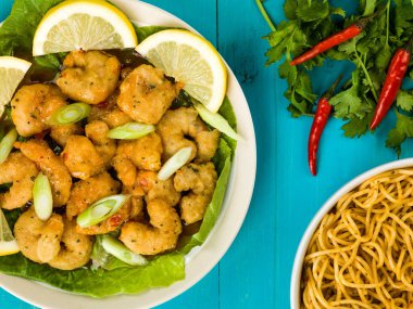 Gevrek derin kızarmış karides tatlı biber sosu ve Noodles ile