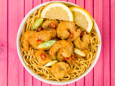 Gevrek derin kızarmış karides tatlı biber sosu ve Noodles ile