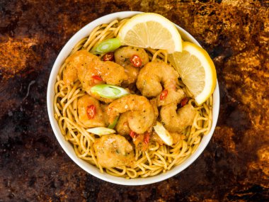 Gevrek derin kızarmış karides tatlı biber sosu ve Noodles ile