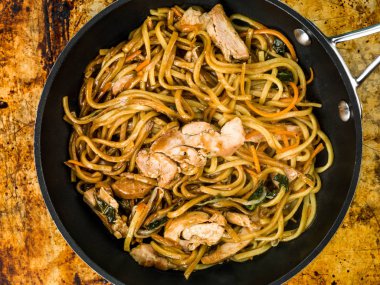 Tavuk Chow Mein yumurta Noodles ile