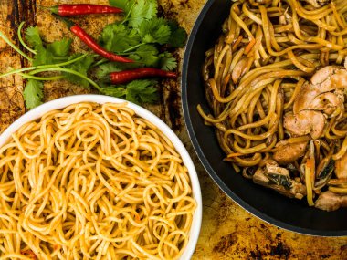 Tavuk Chow Mein yumurta Noodles ile