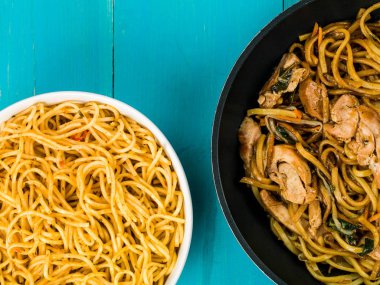 Tavuk Chow Mein yumurta Noodles ile