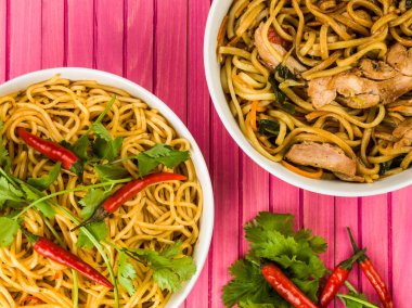 Tavuk Chow Mein yumurta Noodles ile