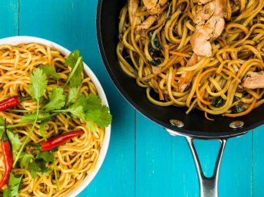 Tavuk Chow Mein yumurta Noodles ile