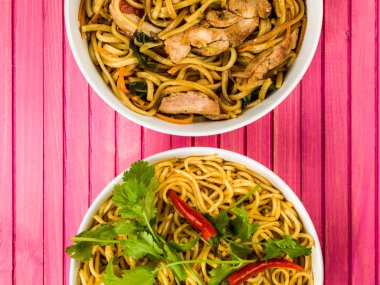 Tavuk Chow Mein yumurta Noodles ile