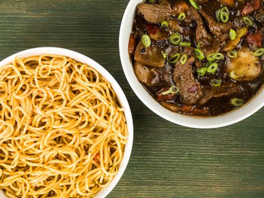  Sığır eti ve kırmızı biber ve yumurta Noodles soslu siyah fasulye
