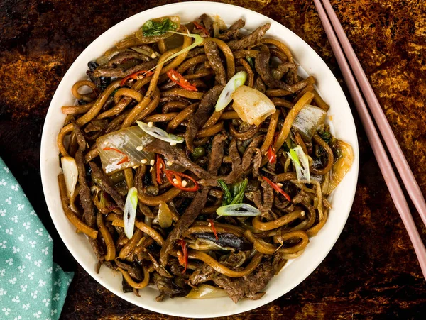 Shanghai kızarmış biftek ve Udon erişte