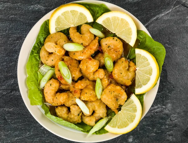 Gamberi fritti croccanti con salsa di peperoncini dolci e tagliatelle — Foto Stock