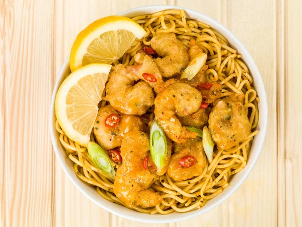 Gevrek derin kızarmış karides tatlı biber sosu ve Noodles ile