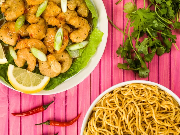 Gevrek derin kızarmış karides tatlı biber sosu ve Noodles ile