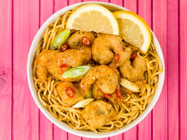 Gevrek derin kızarmış karides tatlı biber sosu ve Noodles ile