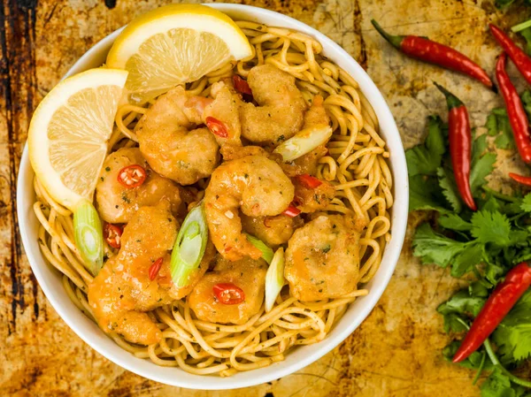 Gevrek derin kızarmış karides tatlı biber sosu ve Noodles ile
