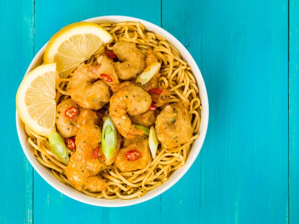 Gevrek derin kızarmış karides tatlı biber sosu ve Noodles ile