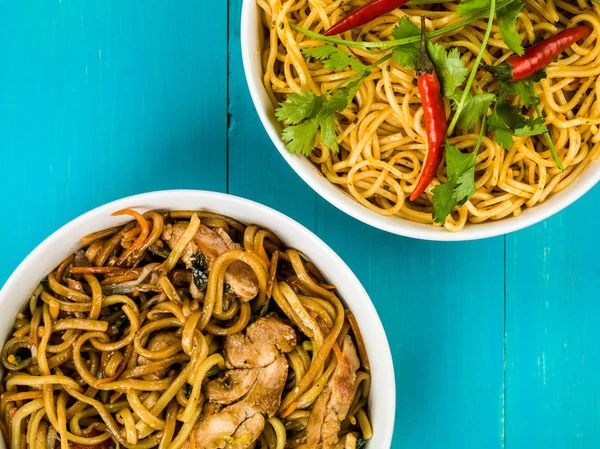 Tavuk Chow Mein yumurta Noodles ile