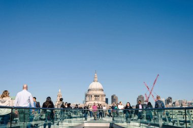 İnsanlar Accross Millennium yaya köprüsü arasında Thames Nehri