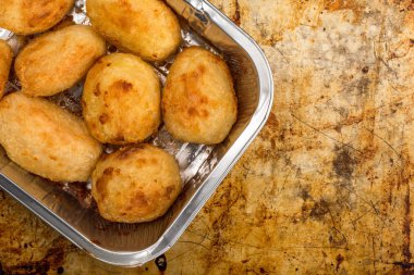 Bir gümüş tepsi pişirme fırın patates kızartma